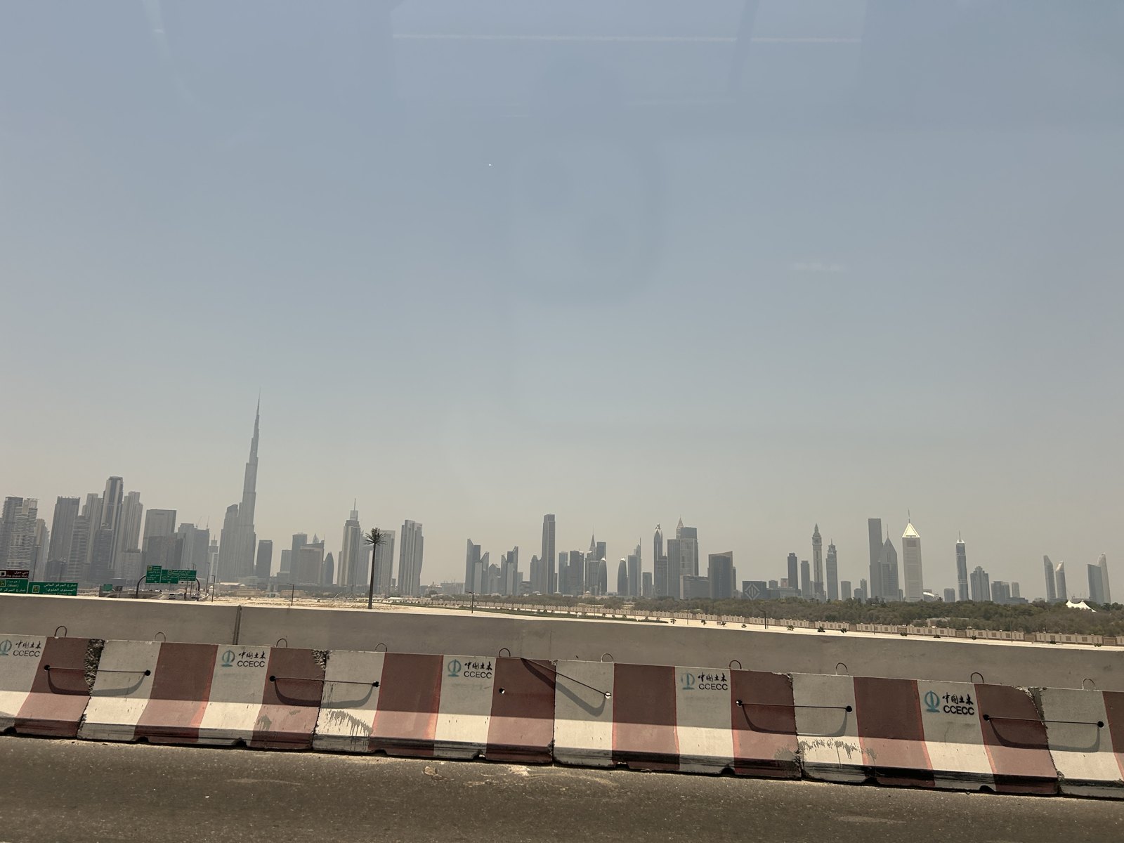 砂漠と高層ビル群が隣り合うUAEの風景